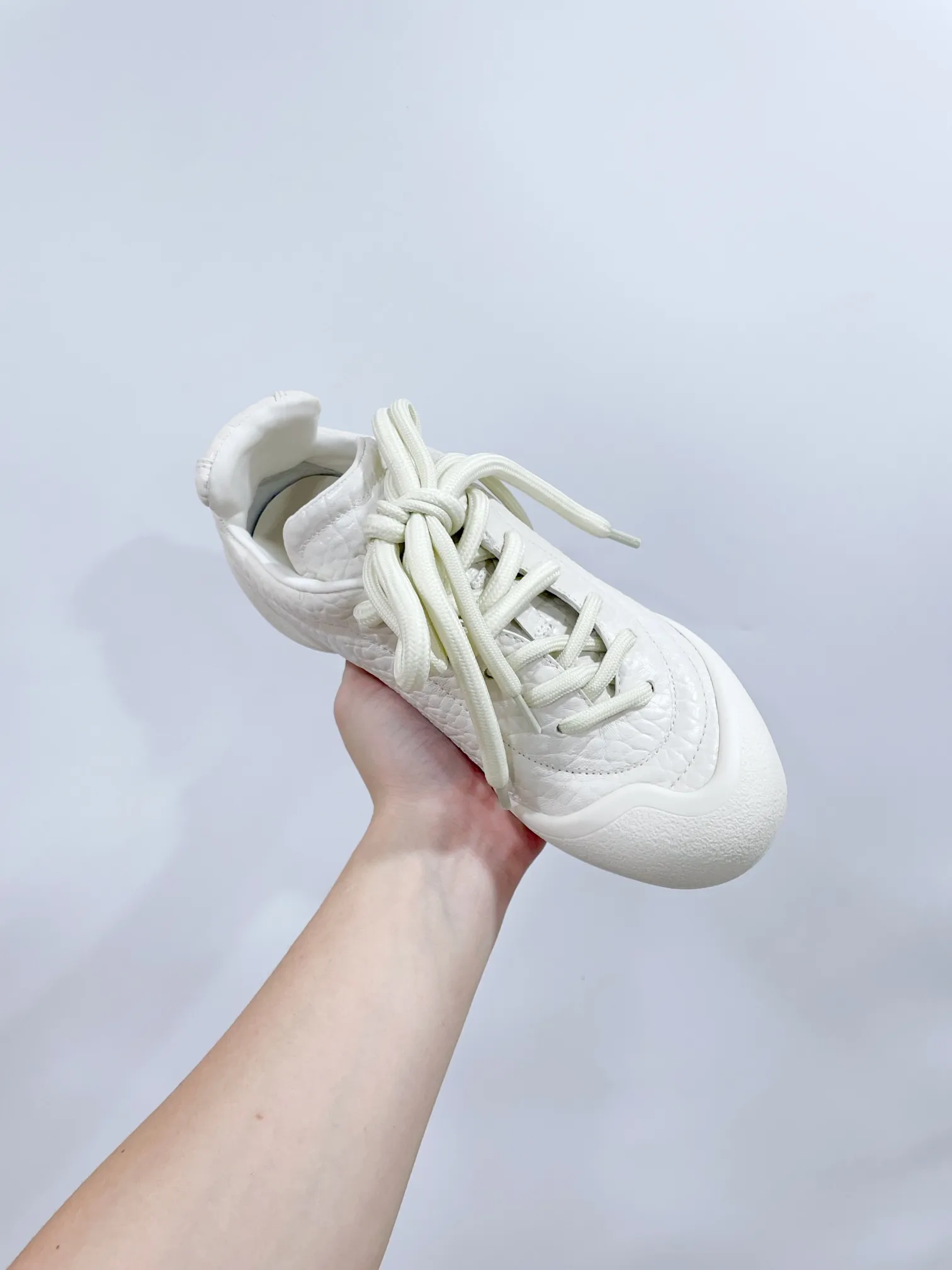 👟👟Ex-factory price 620👟👟 *✅MCQUEEN/Alexander McQueen 24/The latest Flexion series of autumn and winter retro casual sneakers. Original purchase, development and production. This Flexion Off white tone grain leather low-top sneaker uses laces of different sizes and is matched with a lightweight segmented sole inspired by anatomy. The reverse skull pattern is embossed on the heel. Fabric: Original custom imported first-layer cowhide. Lining: Custom imported breathable mesh lining. Sole: Original molded non-slip TPU material. Sole thickness: 2CM. 𝙎𝙞𝙯𝙚: 35-40 women / 39-45 men (customized for 40 women and 45 men) 𝙋𝙧𝙞𝙘𝙚(Men’s size +10) Extremely cost-effective factory price, no negotiation